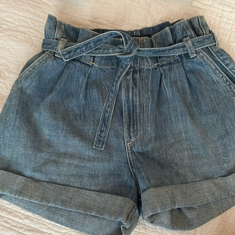 Hollister Cuffed soft denim  high rise Mom short 3” size 3 (26 inch)